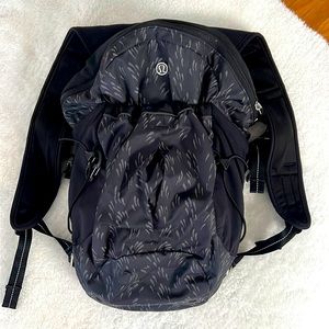 Lululemon Run All Day Backpack. Fully reflective design.